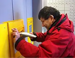 Matthias «This» Widmer wirft einen Brief ein.