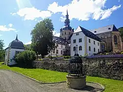 Brunnen mit Gitterhaube