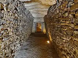 Zugang mit Wänden aus kleinen Bruchsteinen, Decken und Portalzone aus Megalithen