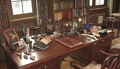 Thomas Manns Schreibtisch im nachgebildeten Arbeitszimmer[51]