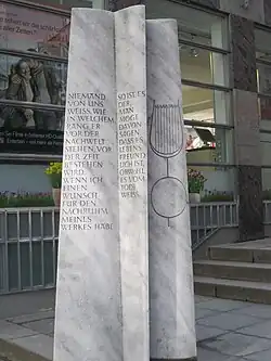 Thomas-Mann-Stein in Lübeck von Ulrich Beier (entstanden 1975)[96]