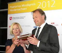 Thomas Hengelbrock mit Kulturministerin Johanna Wanka und dem Preis