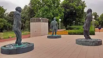 Thomas Schütte, Skulpturengruppe Mann im Wind I, II, III, seit 2019