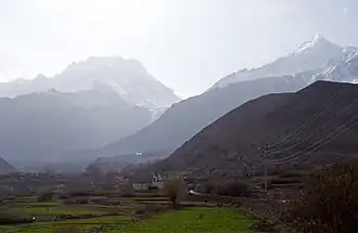 Blick von Westen auf Yakawa Kang (links)