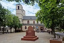 Thron zu Worms auf dem Weckerlingplatz zwischen Dom und Museum Andreasstift, Sandsteinskulptur von Eichfelder, 2025