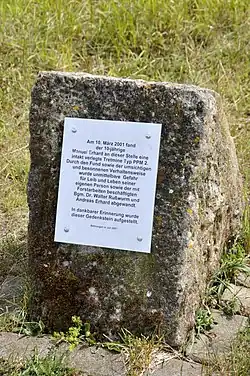 Gedenkstein zum Minenfund (siehe Artikel)