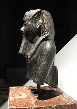 Diorit-Statue im Kunsthistorischen Museum, Wien, Inv. 70 (datiert stilistisch in die Jahre 22 bis 42)