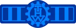 Blauer Banner: In der Mitte das THW-Logo aus Initialen in Zahnrad, links und rechts umrahmt mit jeweils zwei senkrechten Balken (hellblau)