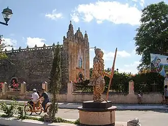 Ticul – Kirche und Denkmal