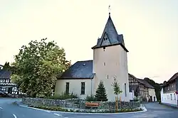 Tiefenbacher Kirche (alte Wehrkirche), links die älteste Schule des Ortes (als solche genutzt 1684–1847)