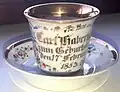 Marken: TPM u. preußischer Adler m. Zepter, Reichsapfel u. Krone (1.1.-13.12.1847), Tasse „Conische Form“, f. Kinder. Widmung Tasse „Carl Haberland zum Geburtstage den 17 Februar 1853“, Untertasse „Werde fromm und gut“.