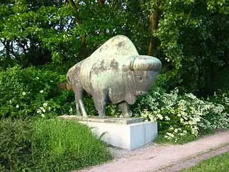 Bisonbulle – Bronze von Dietrich Rohde am Eingang zum Wirtschaftsteil des Tierparks