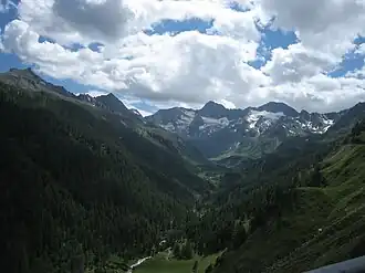 in der Mitte der Hochfirst, rechts davon der massige Granatenkogel, von der Timmelsjochstraße aus gesehen