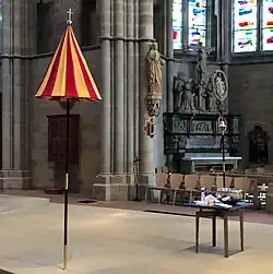 Zeichen der Kirche als Basilika Minor (Tintinnabulum und Conopeum)