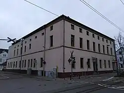 Eckhaus, gelbliche Fassade