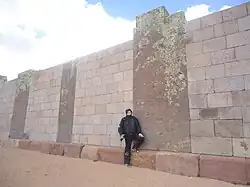 Rekonstruierte Außenmauer (lediglich die Füllsteine wurden zum großen Teil rekonstruiert) hinter der Putuni-Plattform (West-Kalasasaya)