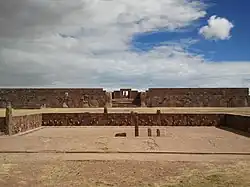 Blick über den versunkenen Hof des halbunterirdischen Tempels von Tiwanaku zur Figur des Ponce-Monolithen