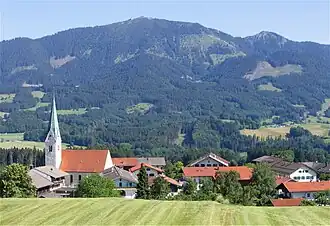 Törwang am Samerberg, im Hintergrund die Hochries