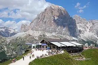 Das Rifugio Scoiattoli mit der Tofana di Rozes (3225 m) im Hintergrund.