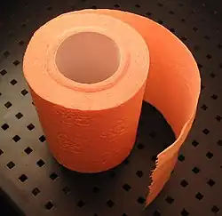 Apricot gefärbtes Toilettenpapier