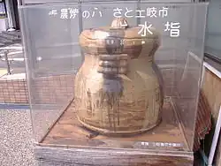 Teekessel aus Mino-Keramik im Eingangsbereich