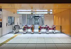 Bahnsteigsperren in Richtung Meiji-dōri