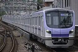 Zehnteiliger, 200 Meter langer Triebzug der Baureihe 18000 von Tōkyō Metro (Hitachi)