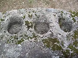 Blick von oben auf die drei Baityloihalter des Gigantengrabes Seleni II