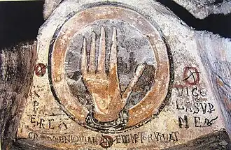 Die Verzierungen eines der Gräber (8. Jahrhundert).