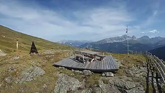 Grill, Fernrohr, Esstisch und Fahnenmast auf dem Crap Ferreras