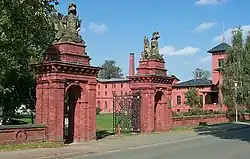 Eingangsportal zum restaurierten ehemaligen „Landgut Borsig“ mit den Skulpturen vom ehemaligen Oranienburger Tor