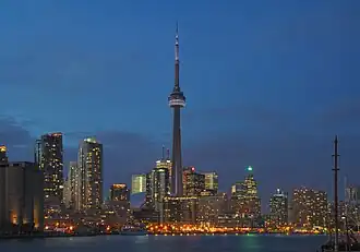 Nächtlicher Blick auf die Harbourfront und Downtown Toronto, im Zentrum der CN Tower