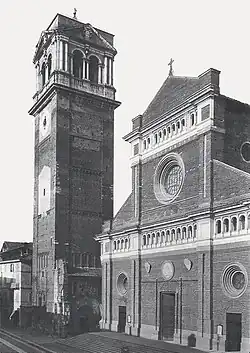 Der Turm vor dem Einsturz 1989. Auf der rechten Seite sieht man den Dom