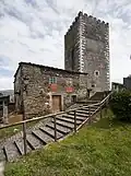 Turm in der früheren Burganlage von Viana do Bolo