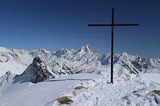 Gipfel des Torrenthorns, Blick nach Osten über Lötschental, Bietschhorn und Aletschhorn. Im Mittelgrund links das Klein Torrenthorn, rechts von diesem das etwas niedrigere Restirothorn.