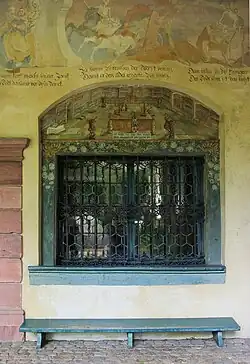 Das Fenster rechts des Eingangs