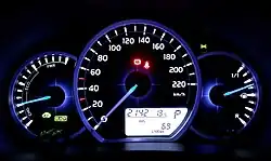 Beleuchtetes Kombiinstrument des Toyota Yaris Hybrid