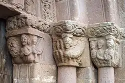 Kämpfer und Kapitelle