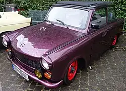 Vor allem in den 1990er Jahren wurden alte Trabant optisch aufgepeppt – hier ein lilafarbener Trabant 601 mit Faltdach