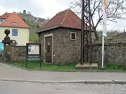 Blockstation Hoflößnitz, im Hintergrund der Bismarckturm