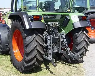 Heckanbauraum eines Fendt-Traktors mit Dreipunkt-Kraftheber, Zapfwelle und Anschlüssen für externe Hydraulik- und Stromabnehmer