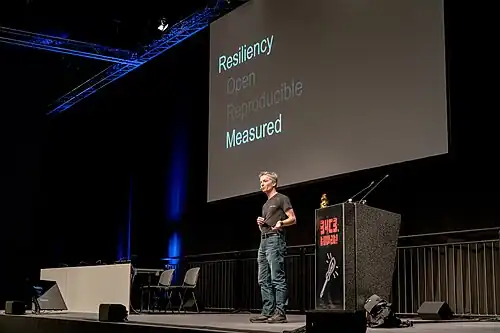 Trammell Hudson bei einem Vortrag auf dem 34C3