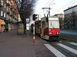 Bahn des Typs Konstal 105Na als Linie 1 auf der Pokoju-Allee