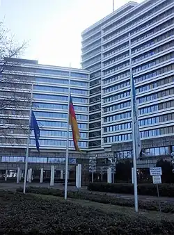 Trauerbeflaggung an der Bundesagentur für Arbeit in Nürnberg am Tag nach dem Anschlag