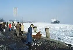 Travemünde mit vereister Trave im Februar 1986. Im Hintergrund der Lübecker Frachter Anne&nbsp;Lehmann