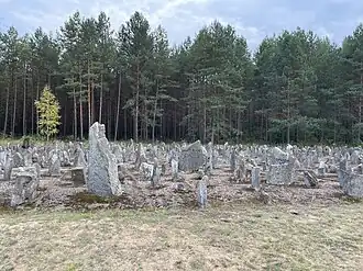 Blick auf einige der 17.000 Granitblöcke mit mehr als 200 Herkunftsorten der Opfer