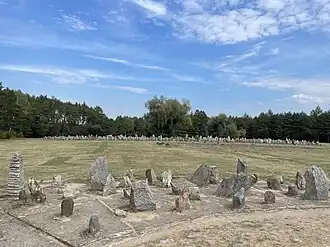 Massengräber mit symbolischer Weide