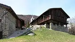 Blick auf Triatel und den mittelalterlichen Speicher des ethnographischen Museums Petit-Monde