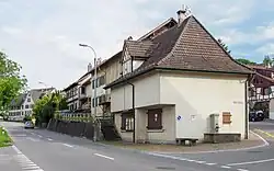 Hauptstrasse mit getarntem Bunker