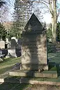 Das Ehrenmal mit seiner hebräischen Inschrift